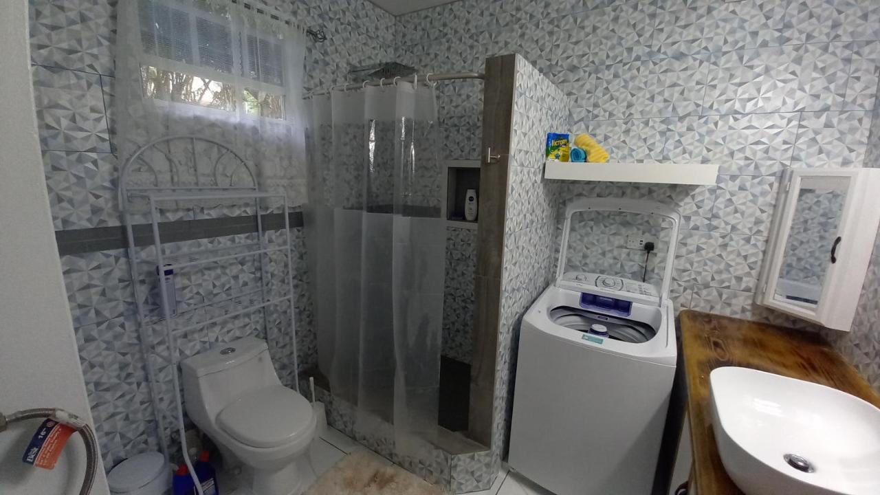 Cozy Vacation Retreat With Free Parking Apartment Roseau Ngoại thất bức ảnh